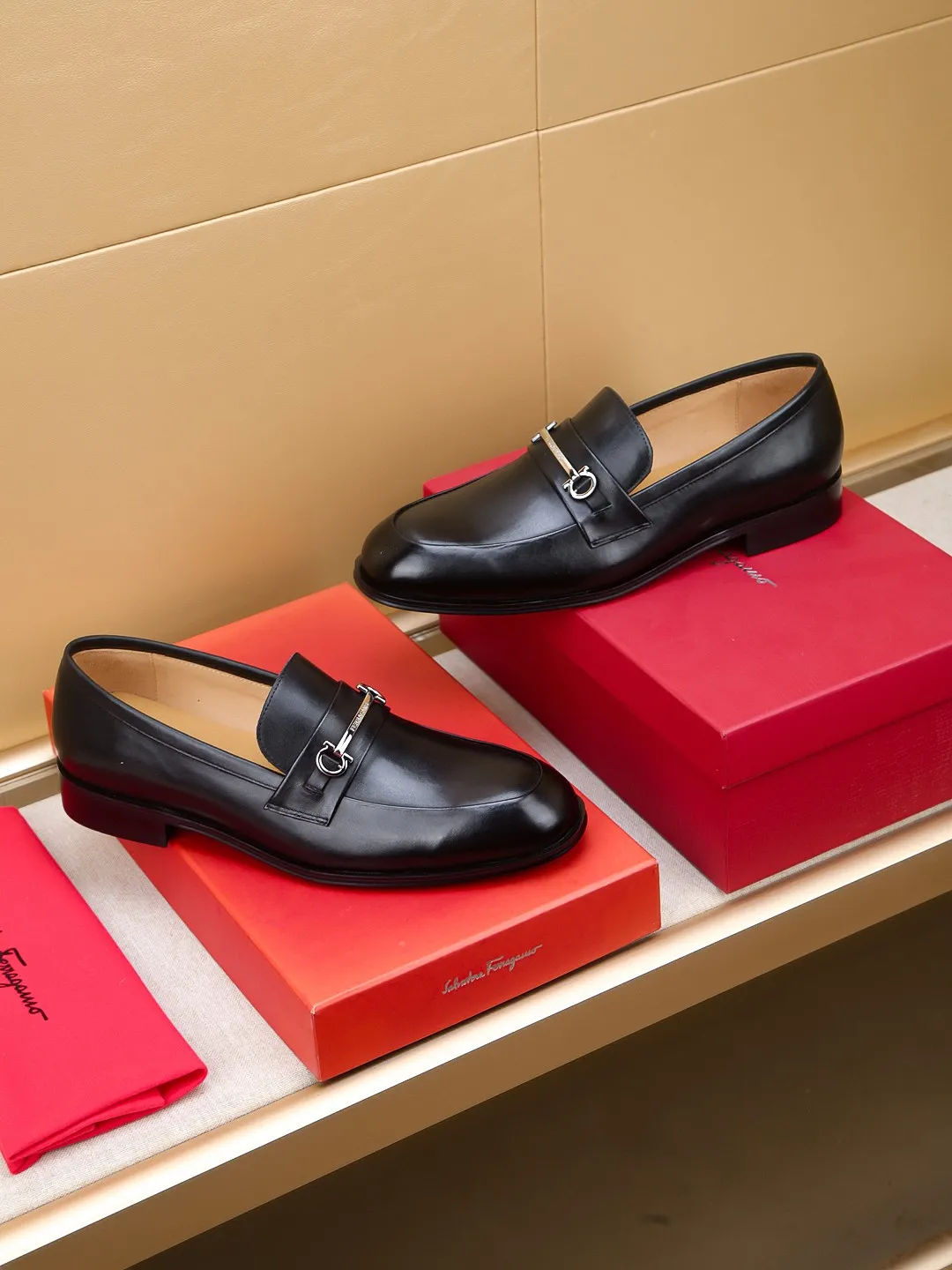Men's shoes 💰460 🕷🕷🐂【Ferragamo】Ferragamo Popular fashionable leather shoes🇨🇳Official website counter 1:1 production, original mold opening💯Good quality can be seen, imported high-end first-layer waxed calfskin, water-dyed🐂leather lining🌿very clear texture, high-quality waterproof, non-slip and wear-resistant outsole🎋high quality and low price, truly handmade🍓colors available! Code number 39-44......(38.45.46.47 customized)